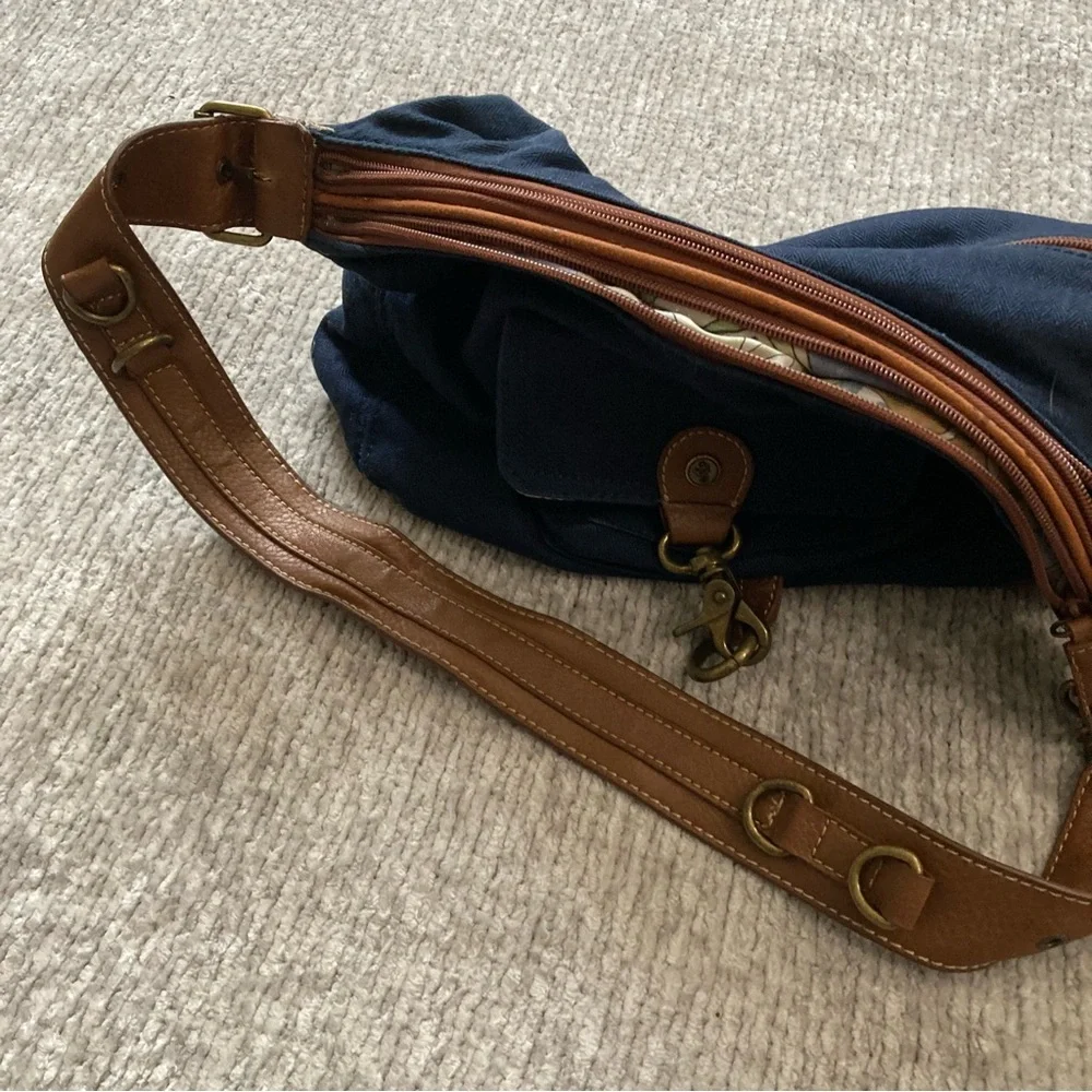 Caribbean Joe‎ navy canvas hobo bag w/ brown faux leather trim & print lining